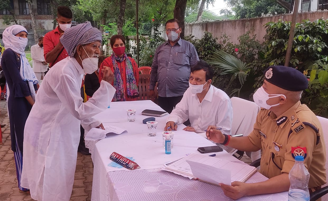 ADG gave water to a 100 year old man who reached Shivli Kotwali, then heard the complaint