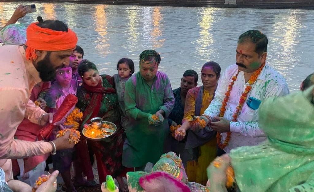 Aarti performed by offering laddus to Ganpati