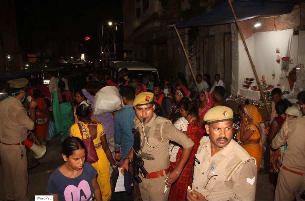 crowd of devotees gathered for holy bath at Lolark Kund in varanasi police deployed due to corona guidelines