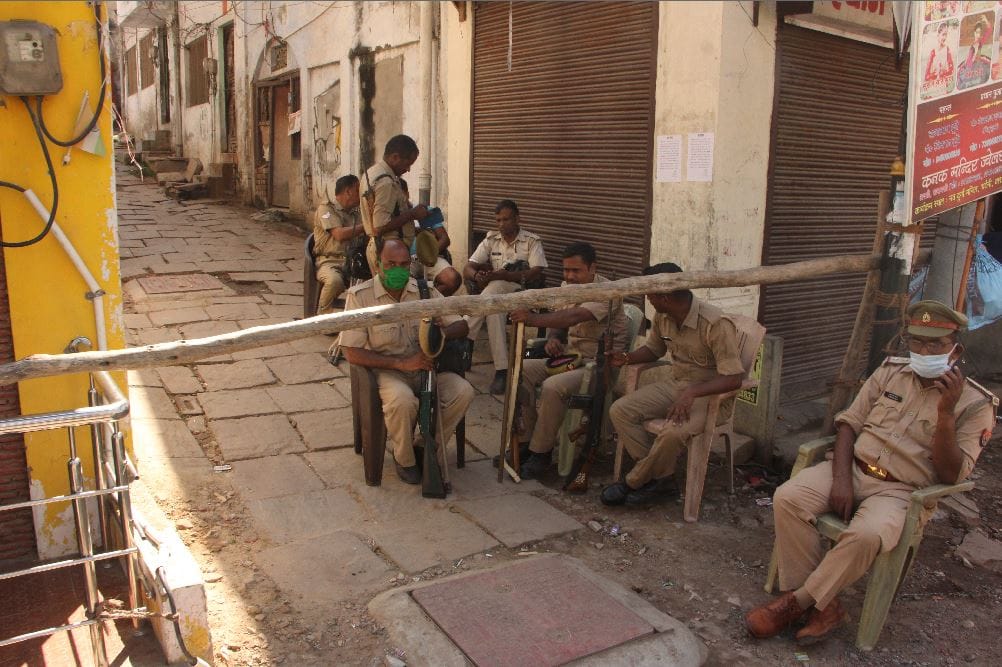 lolark kund snan 2021 in varanasi crowd of devotees gathered in coronavirus crisis in varanasi police deployed rituals fulfill on bank of ganga