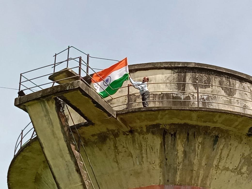 Divyang climbed the tank, breathed the police-administration