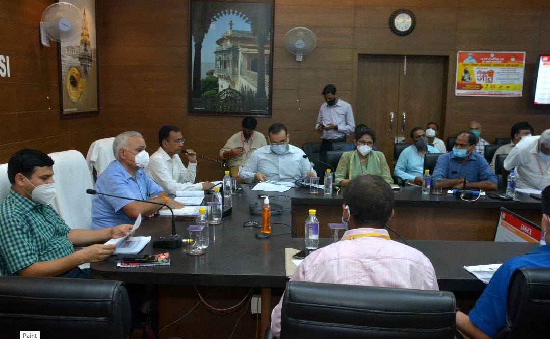 Ministry of Urban Development Affairs Secretary  reviewed  projects of Centeral govt in varanasi E-charging station will be built at Cantt railway station