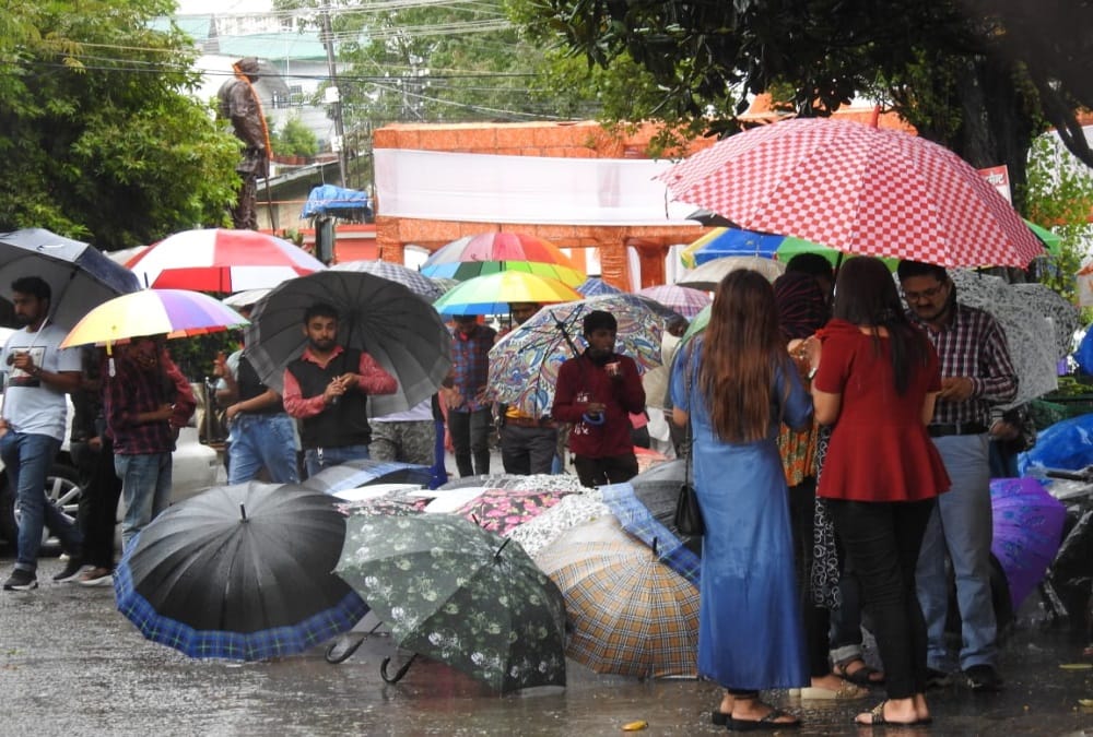 Uttarakhand News:  Tourist Huge Crowd in Nainital On Weekend During Rainfall photos