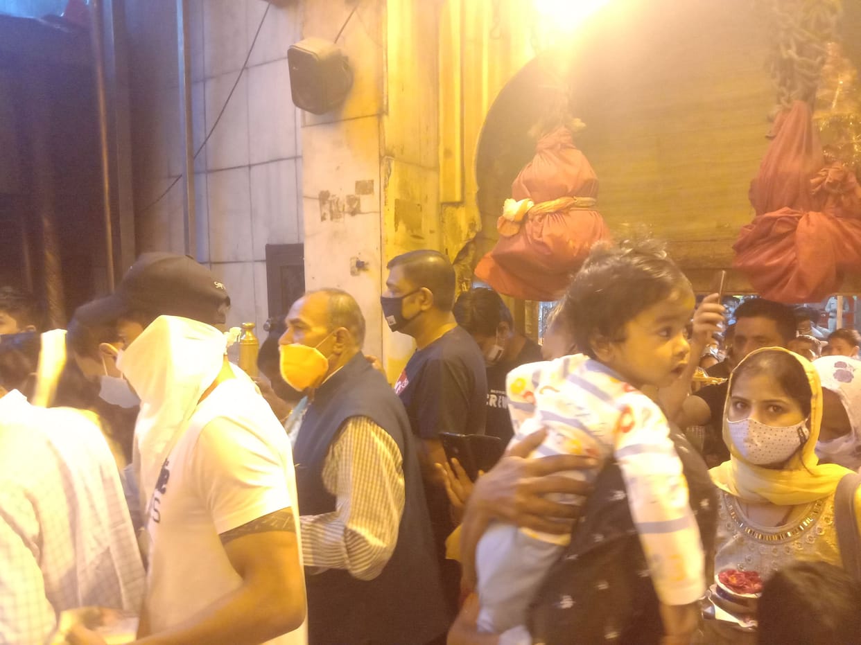Crowd of devotees in Chintpurni
