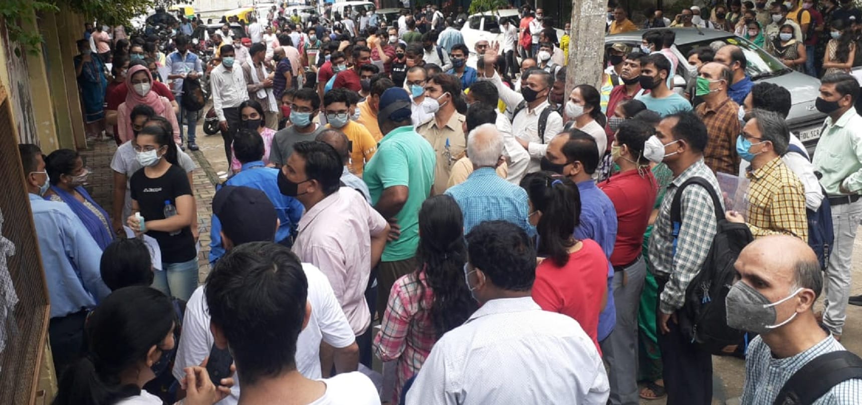 neet 2021: students arrived with parents' blessings