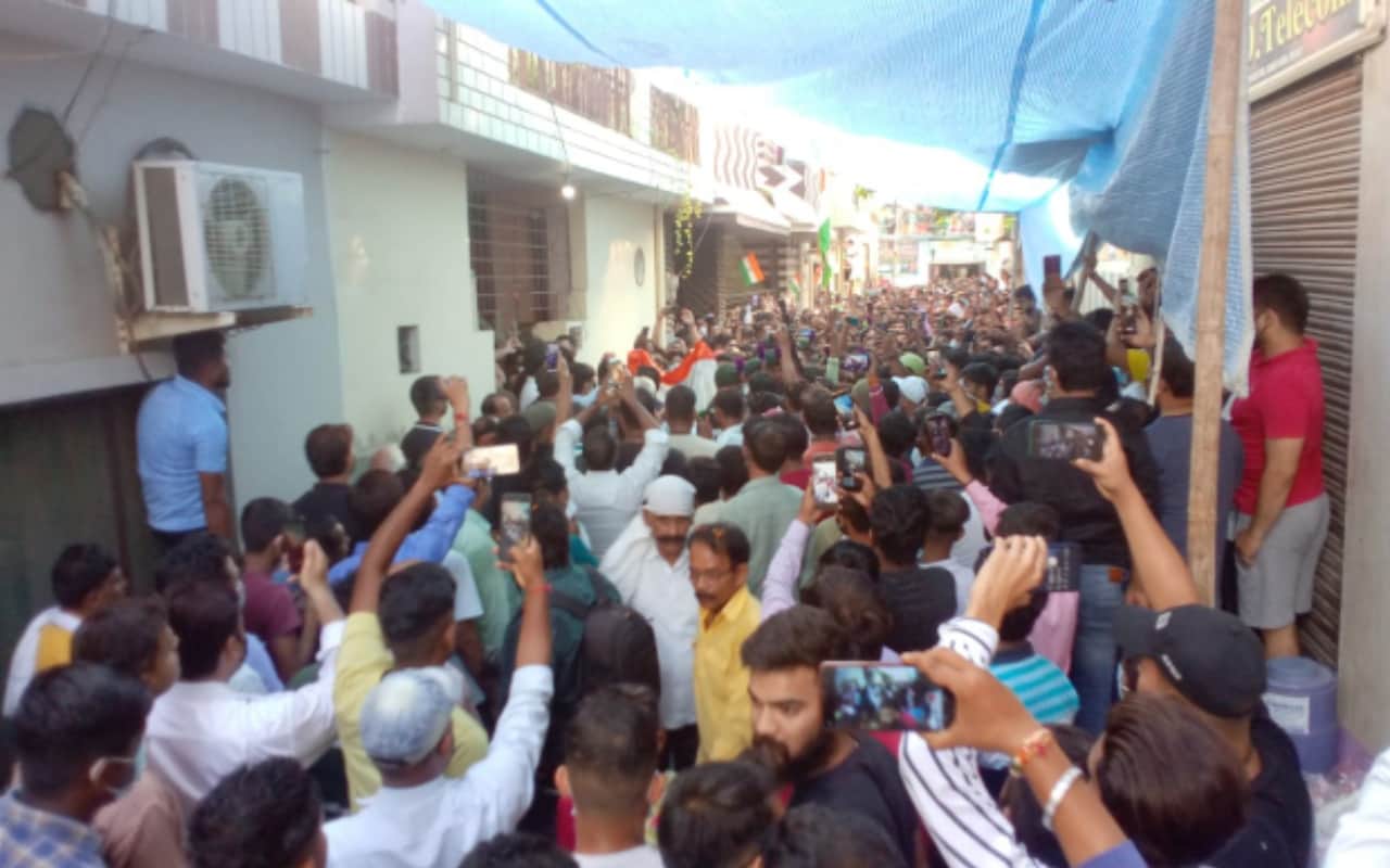 Meerut News: Martyr Major Mayank Vishnoi is last rites performed at Surajkund and family members including mother and wife kept crying and see photos