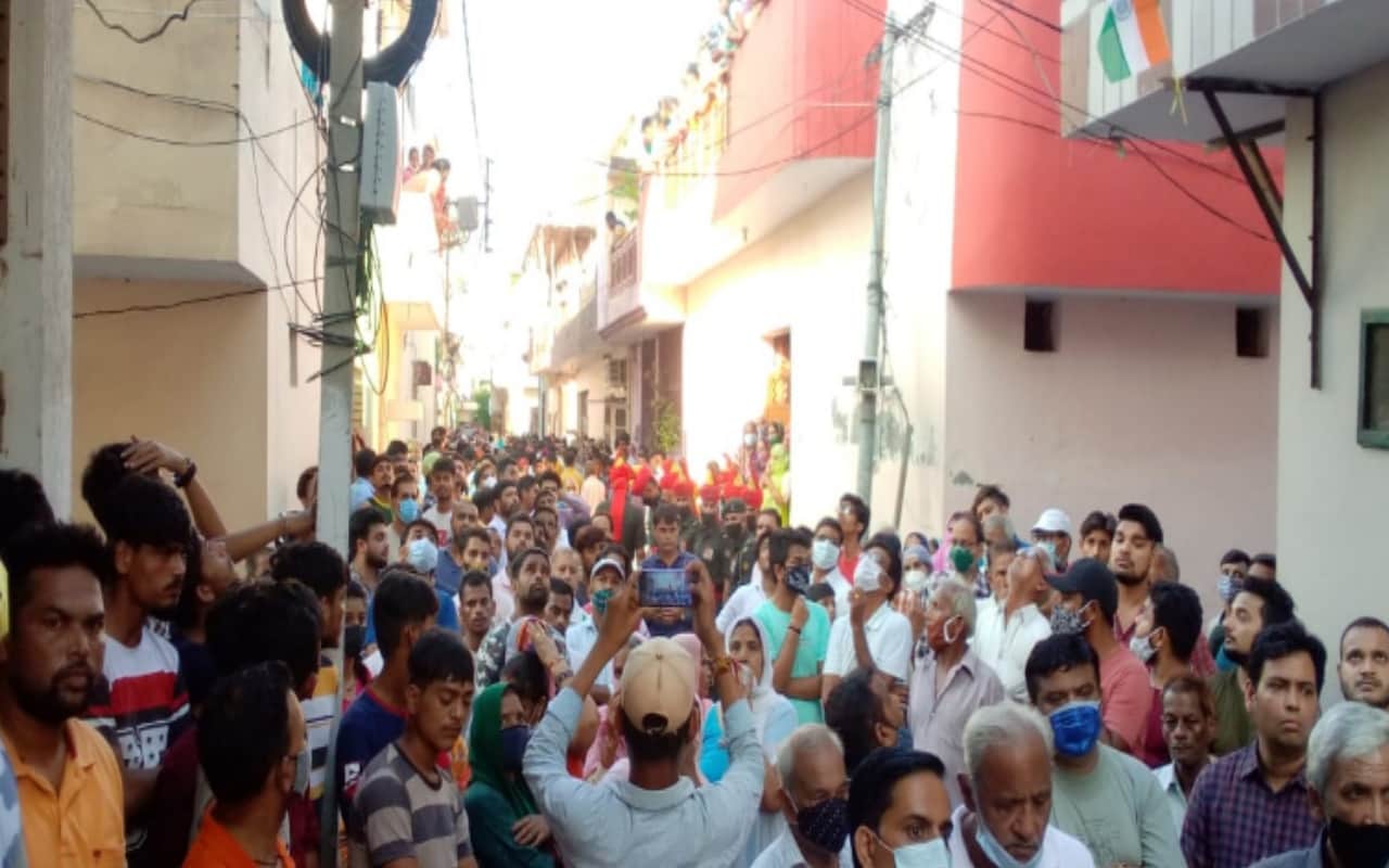 Meerut News: Martyr Major Mayank Vishnoi is last rites performed at Surajkund and family members including mother and wife kept crying and see photos