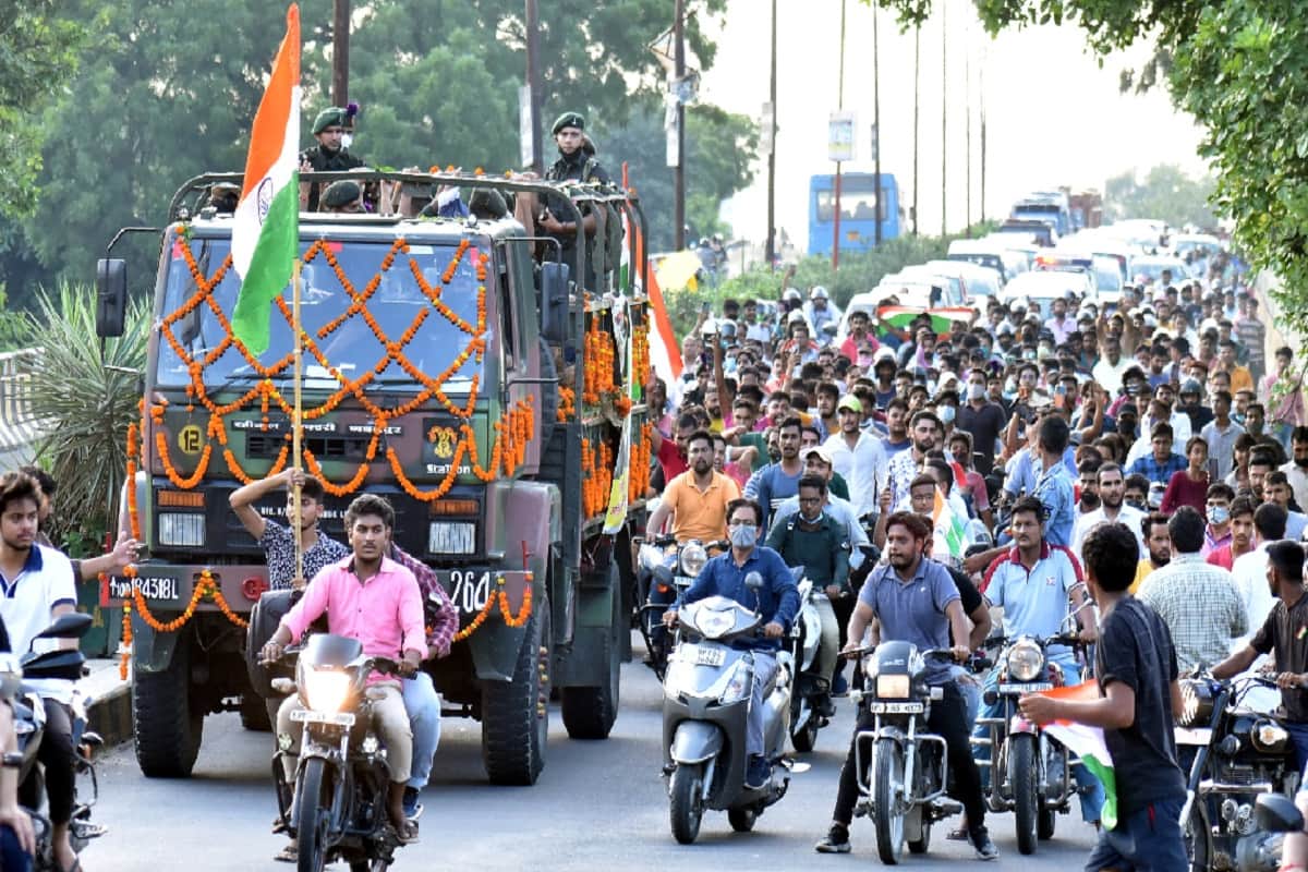 Meerut News: Martyr Major Mayank Vishnoi is last rites performed at Surajkund and family members including mother and wife kept crying and see photos