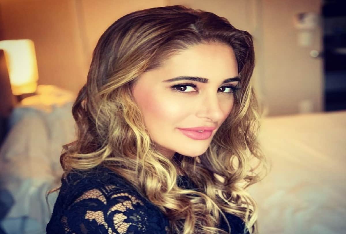 Nargis Fakhri 4 hairstyle Tips