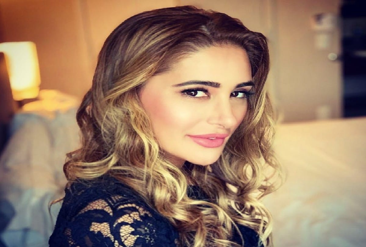 Nargis Fakhri 4 hairstyle Tips