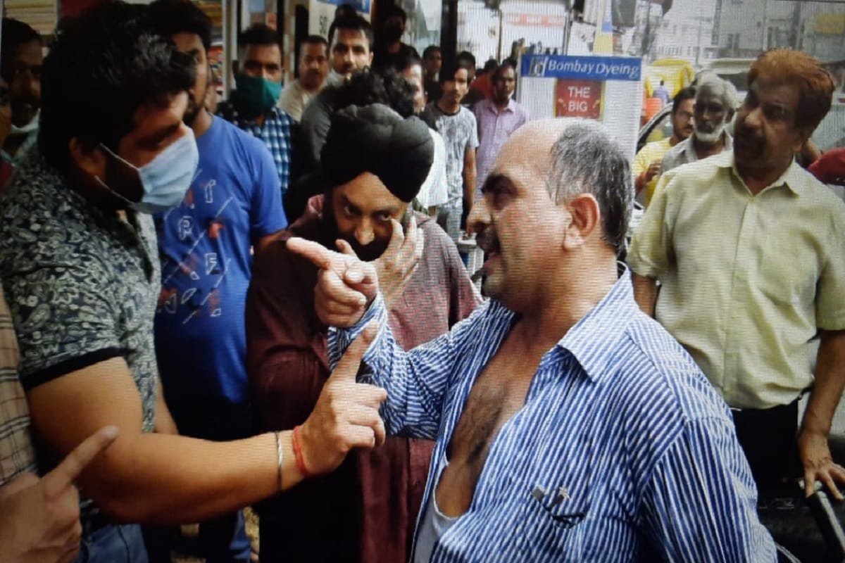 Meerut News: Tenants and bouncers beat up retired Navy Commander in Abu lane Bazar
