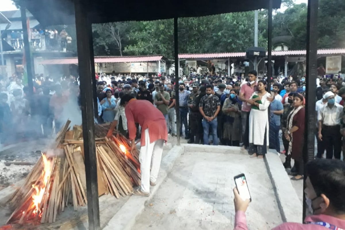 martyr Major Mayank Vishnoi last ride in Meerut, people tribute martyr with moist eyes