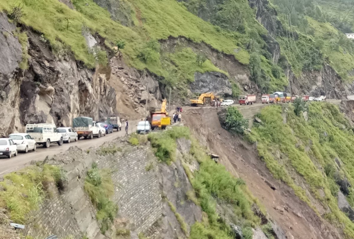 weather update himachal pradesh: landslide at Badhal Shimla national highway 5 Blocked landslide in kullu at many places snowfall in lahaul rohtang