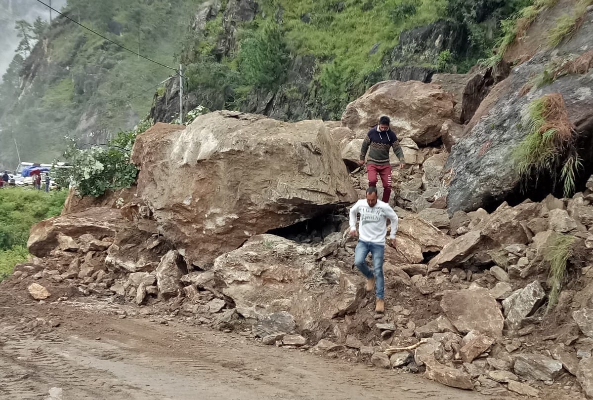 weather update himachal pradesh: landslide at Badhal Shimla national highway 5 Blocked landslide in kullu at many places snowfall in lahaul rohtang