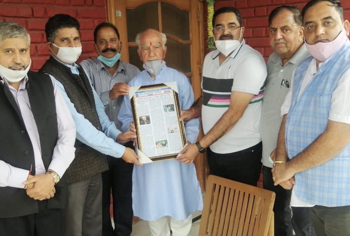 BJP leader shanta kumar celebrated 88th birthday in Palampur