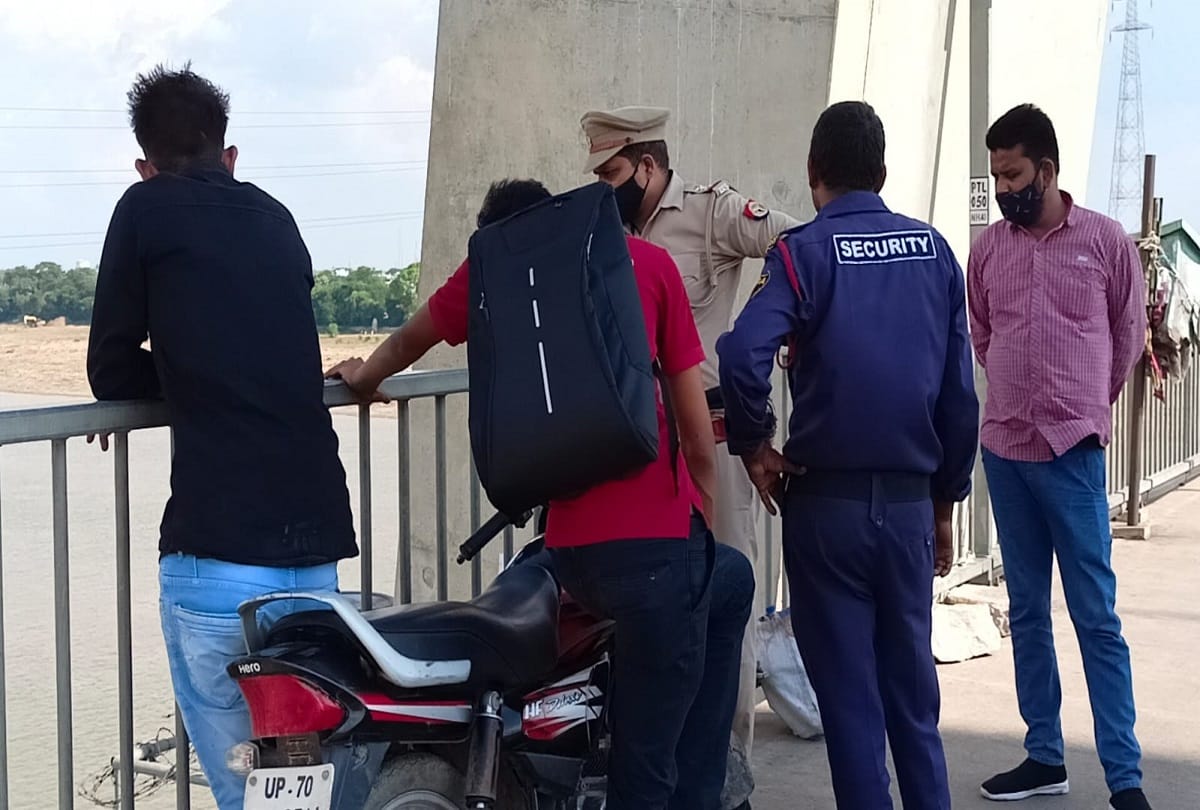 Prayagraj: While talking to a friend, the young man suddenly jumped from Naini's new bridge into the Yamuna.
