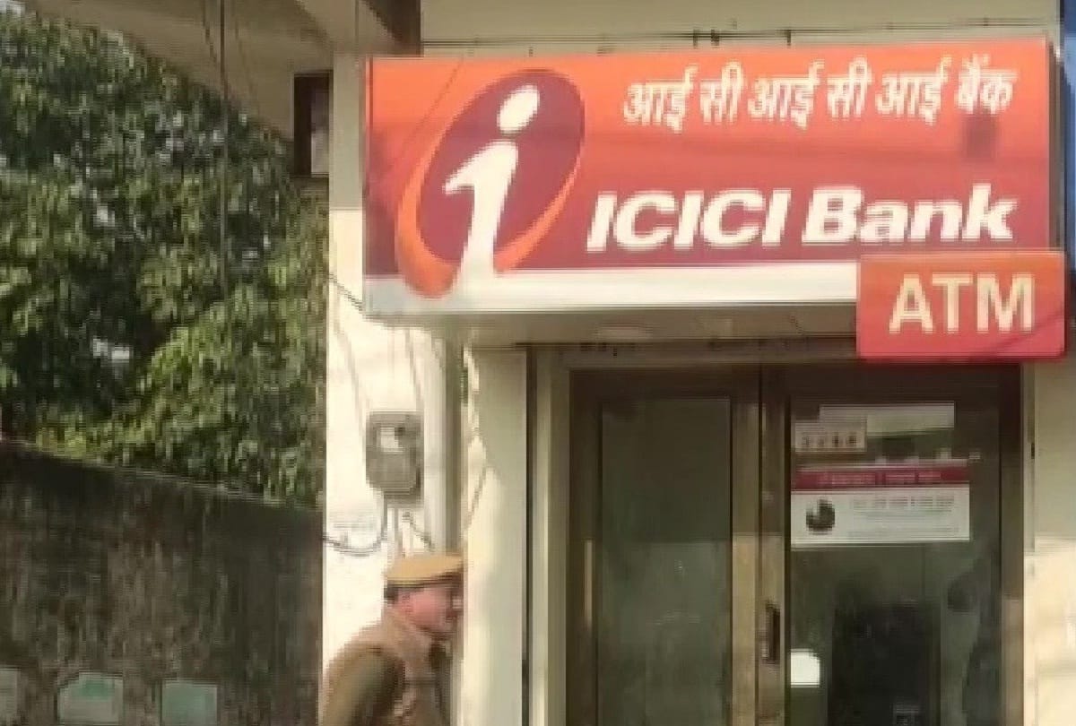 The youth broke the ATM in Teliarganj, on protesting, ran the guard with a brick