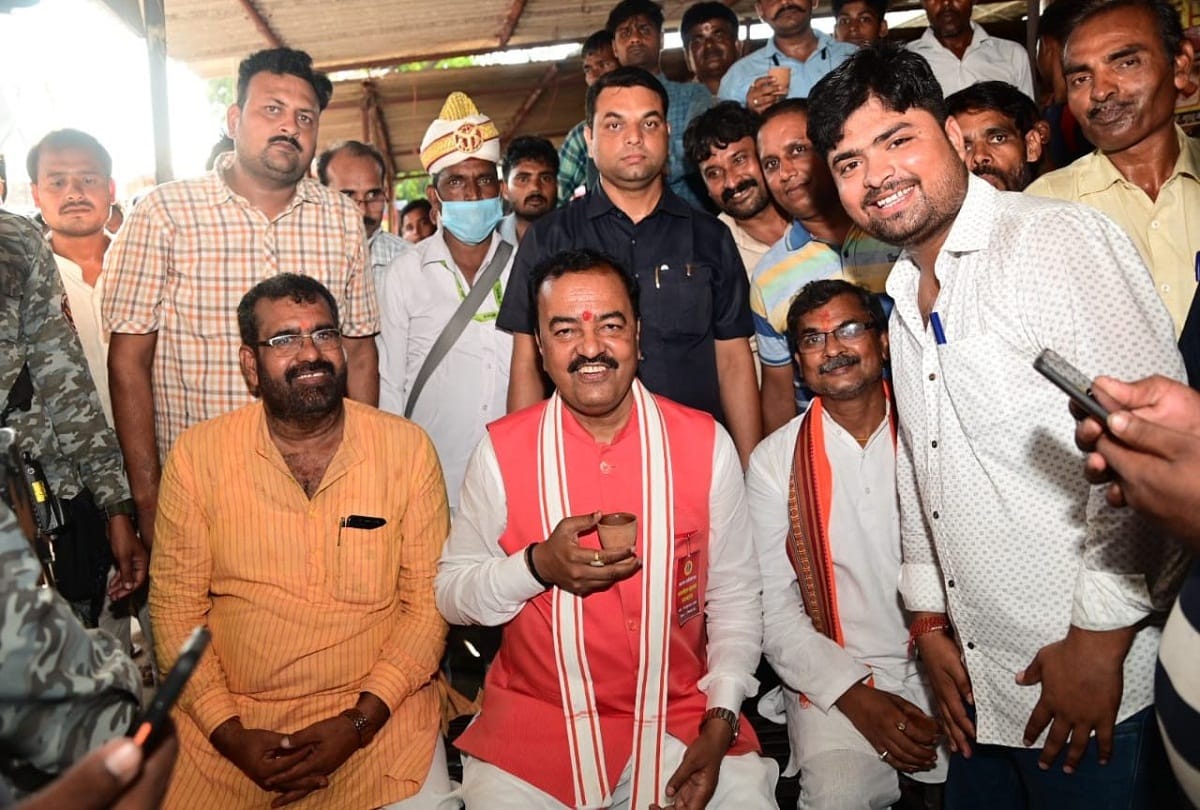 While going to Lucknow, Deputy CM Keshav drank tea after stopping at Maurya Tea Stall in Nawabganj, said to the shopkeeper – I am also a chaiwala
