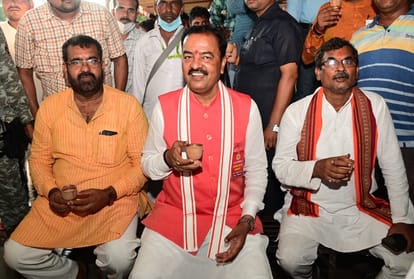 While going to Lucknow, Deputy CM Keshav drank tea after stopping at Maurya Tea Stall in Nawabganj, said to the shopkeeper – I am also a chaiwala