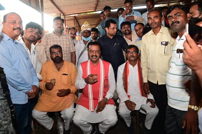 While going to Lucknow, Deputy CM Keshav drank tea after stopping at Maurya Tea Stall in Nawabganj, said to the shopkeeper – I am also a chaiwala
