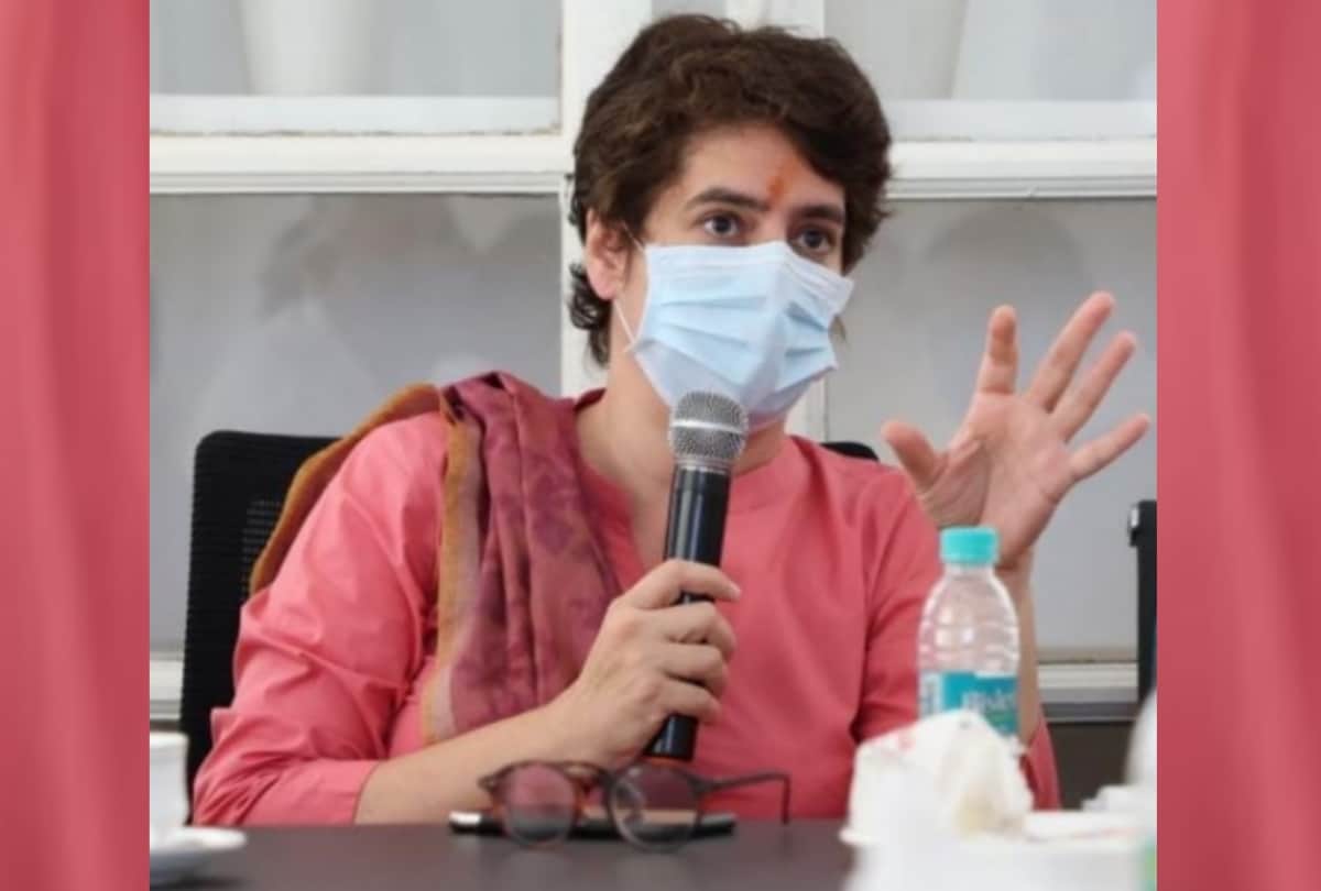 This is how Priyanka Gandhi is giving message to people.