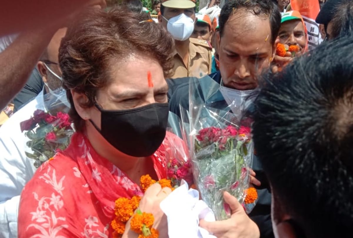 This is how Priyanka Gandhi is giving message to people.