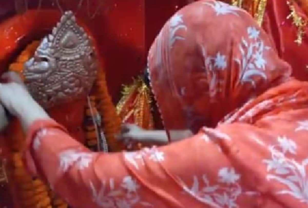 Priyanka Gandhi offers prayer in Hanuman temple in Raebareli.