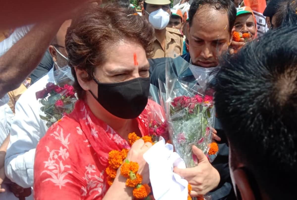 Priyanka Gandhi offers prayer in Hanuman temple in Raebareli.
