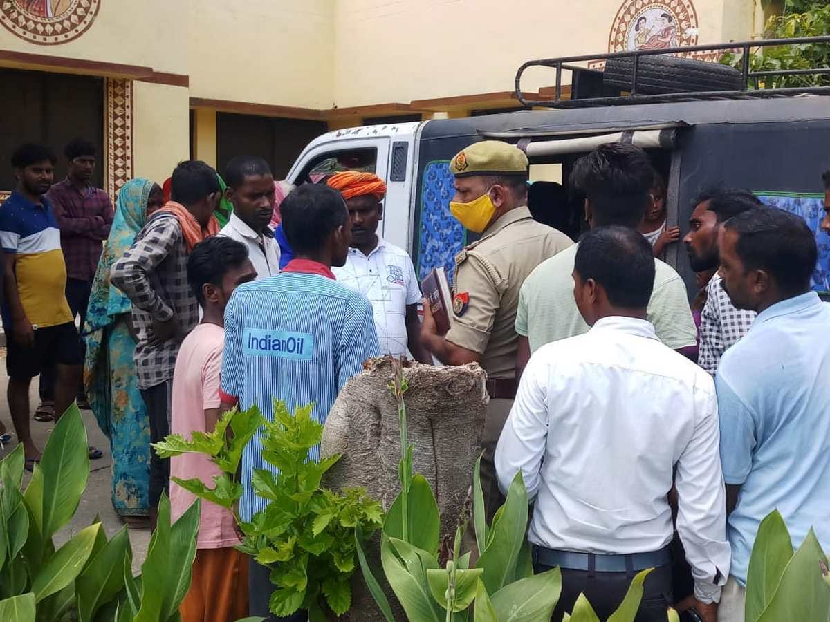 Auto full of passengers overturned due to imbalance one died in Sonbhadra