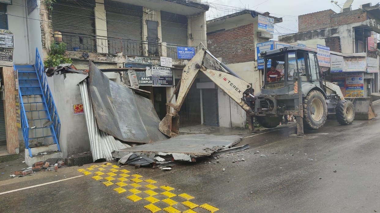 nagar parishad removed illegal possession near DC office