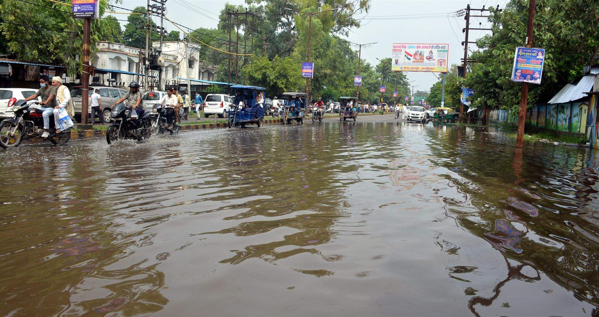 बारिश के बाद दिवानी के बाहर हुआ जलभराव।