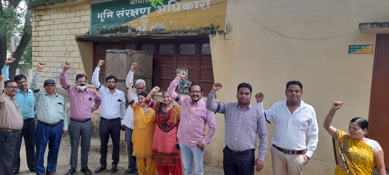etawah news,Agriculture department employees demonstrated