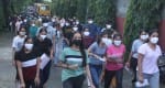 नीट के पेपर देकर रेसकोर्स स्थित परीक्षा सेंटर से निकलते परीक्षार्थी। संवाद