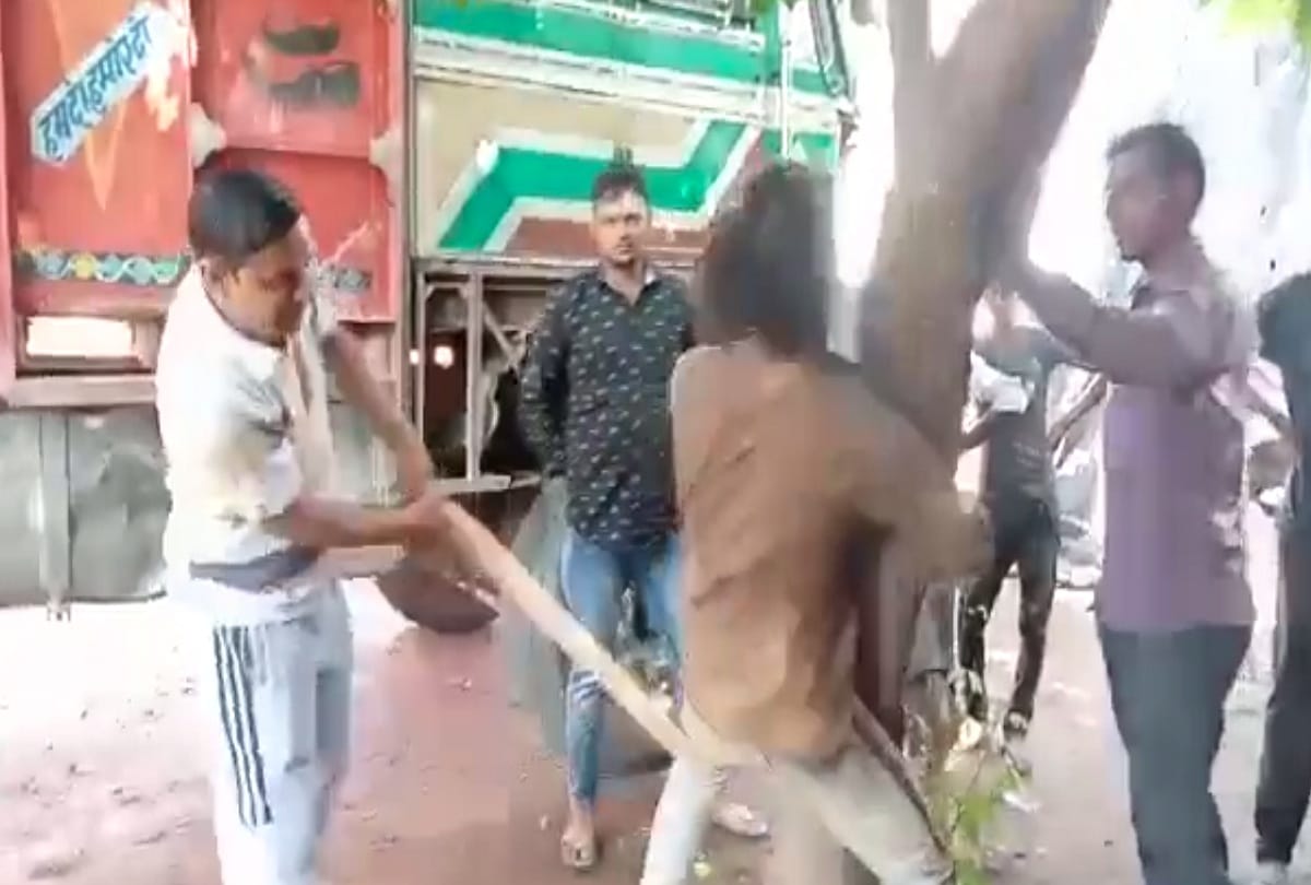 The accused of theft was beaten up by tying him to a tree in moradabad