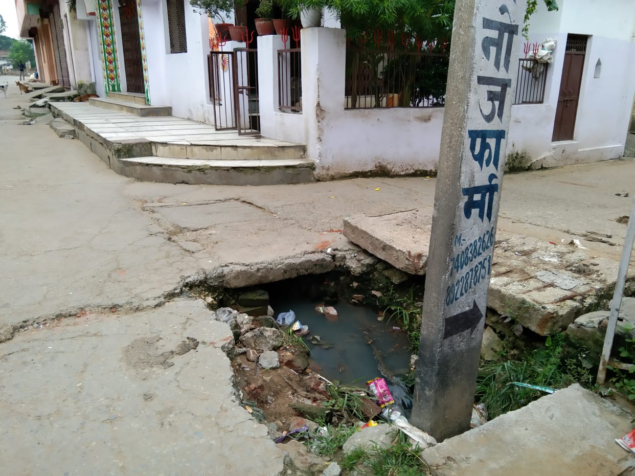 Sonbhadra: Fear of accident due to open drain for months, situation frightening near Radha Krishna temple intersection in Anpara Bazar