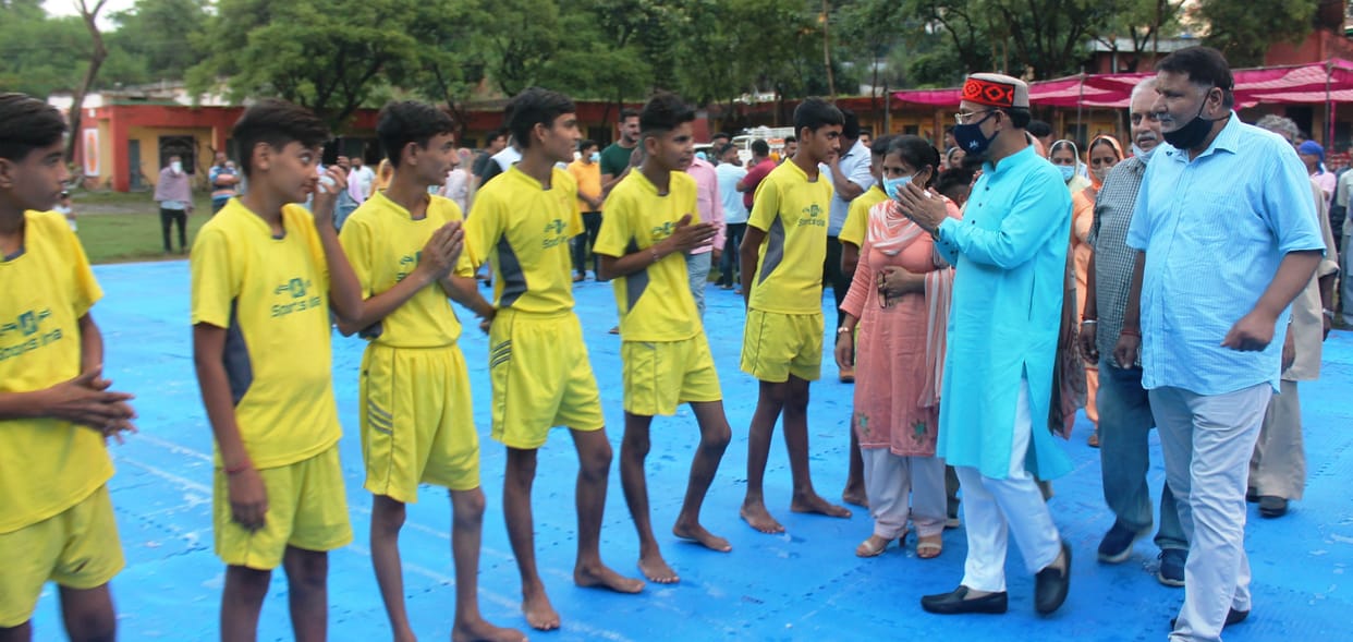 Kho-kho mats worth 5.80 lakhs were given to Nangan school