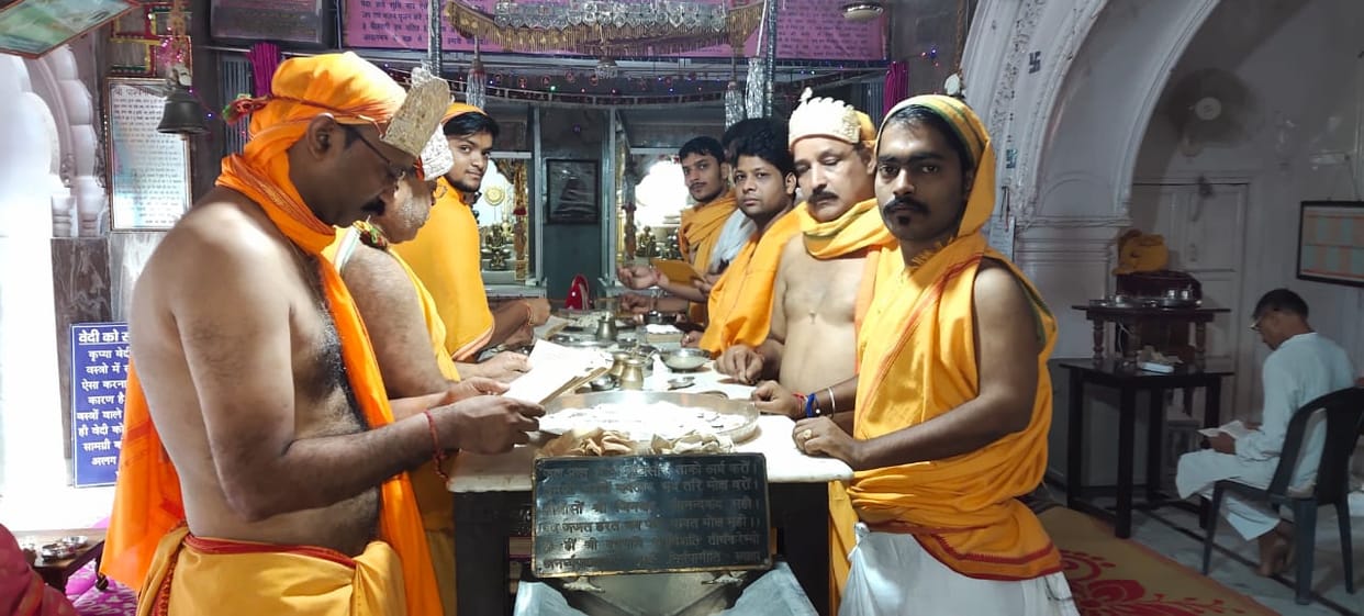 Worship of the best toilet religion on the fourth day of Paryushan festival