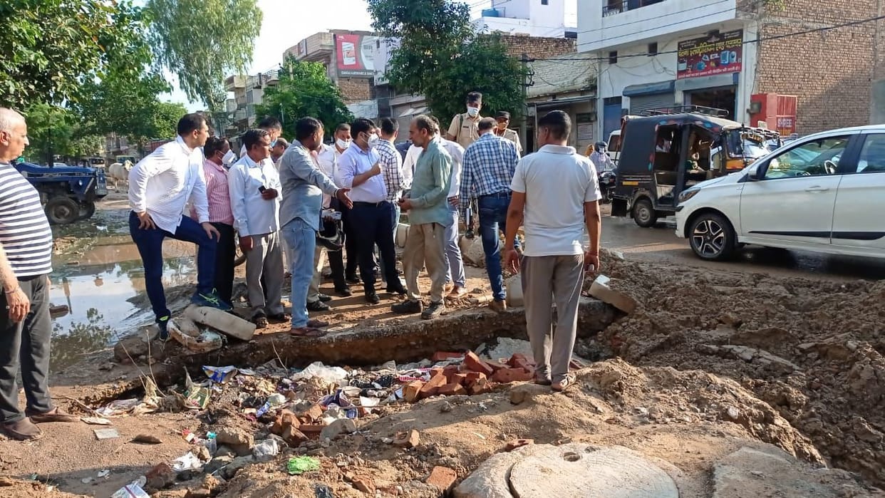 The team of officials who came out to know the reality of the cracking city roads expressed their displeasure over the work of the city council