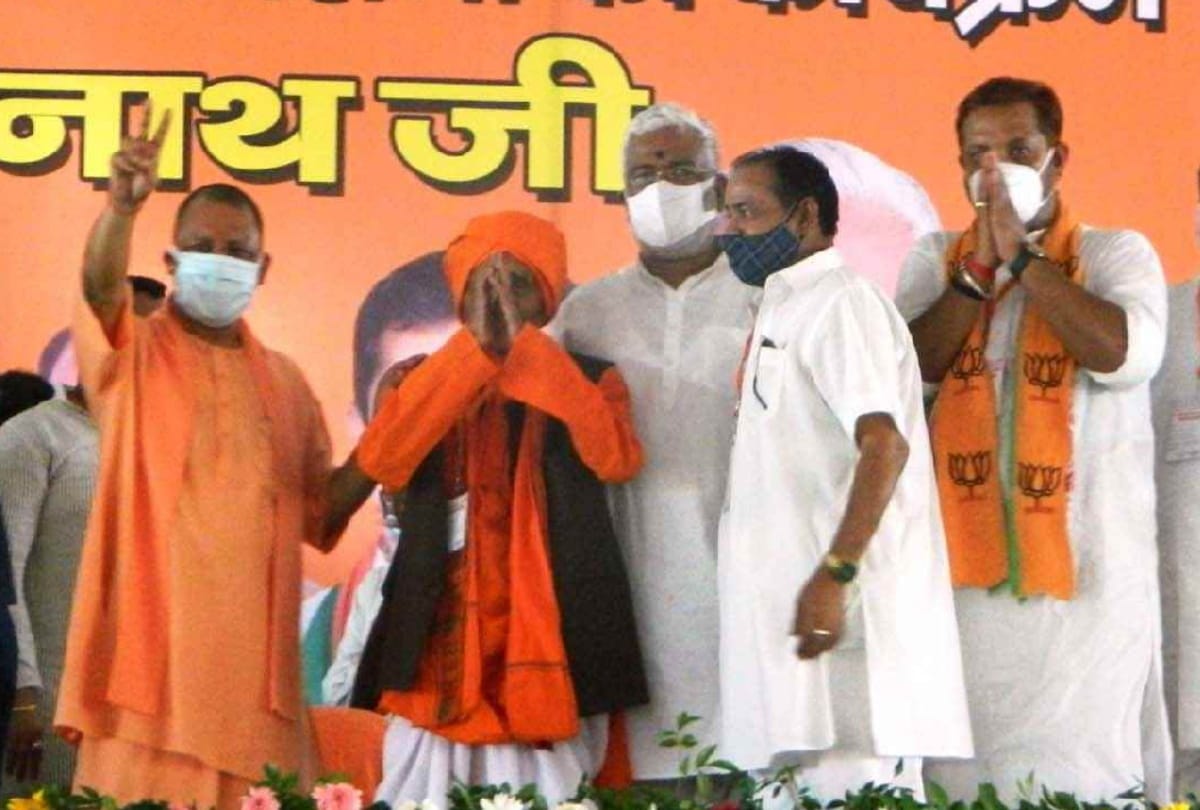 CM Yogi Adityanath announced to give tablets to graduates post graduates and engineering graduates in UP