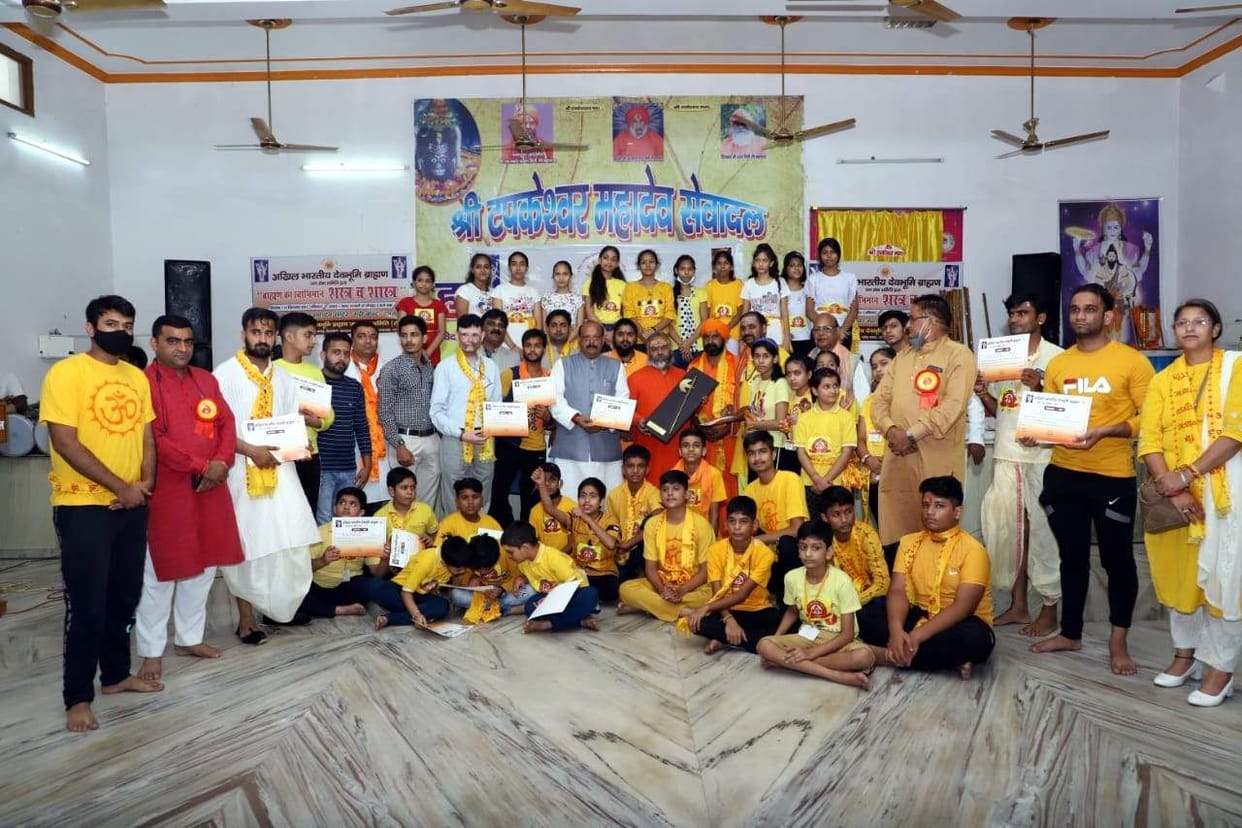 Students of Akhara demonstrated weaponry