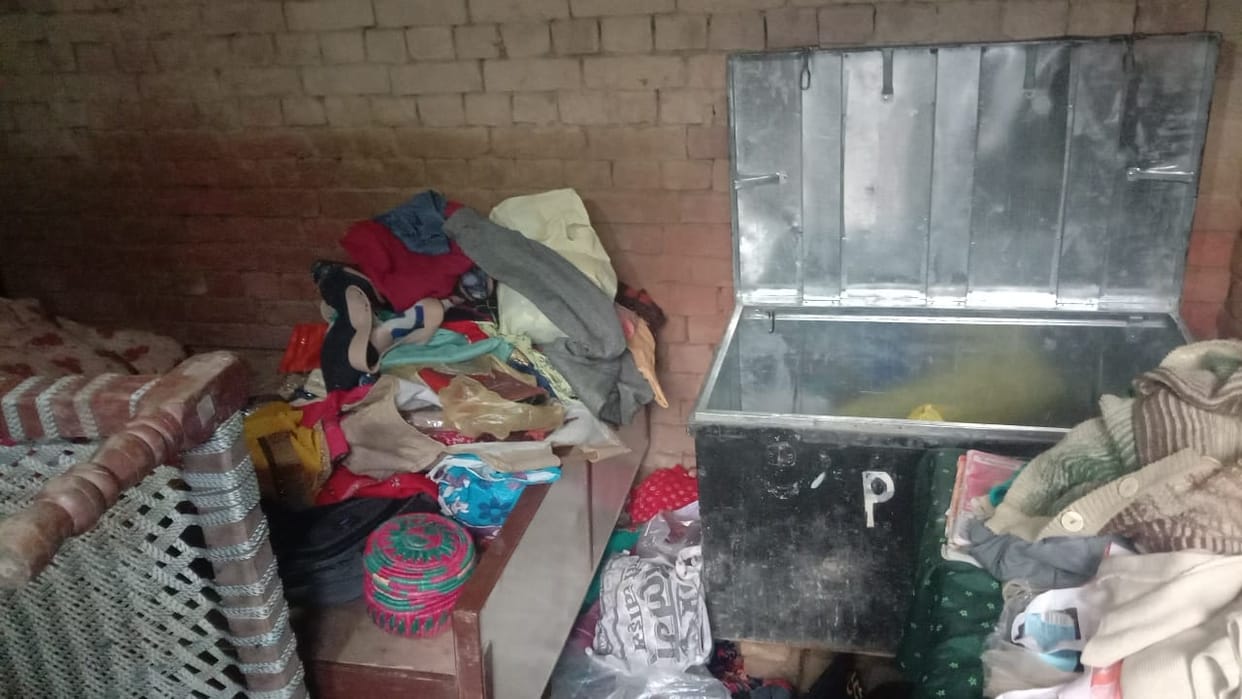 Jewelery worth lakhs stolen from house including 50 thousand cash
