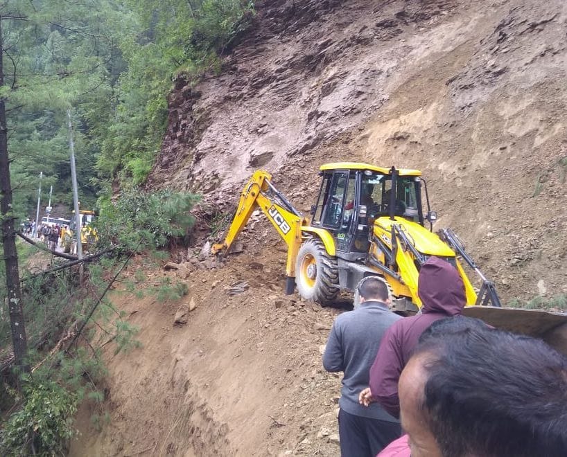 Landslide in Vardhan, Ghatasani-Barot road remained closed for six hours
