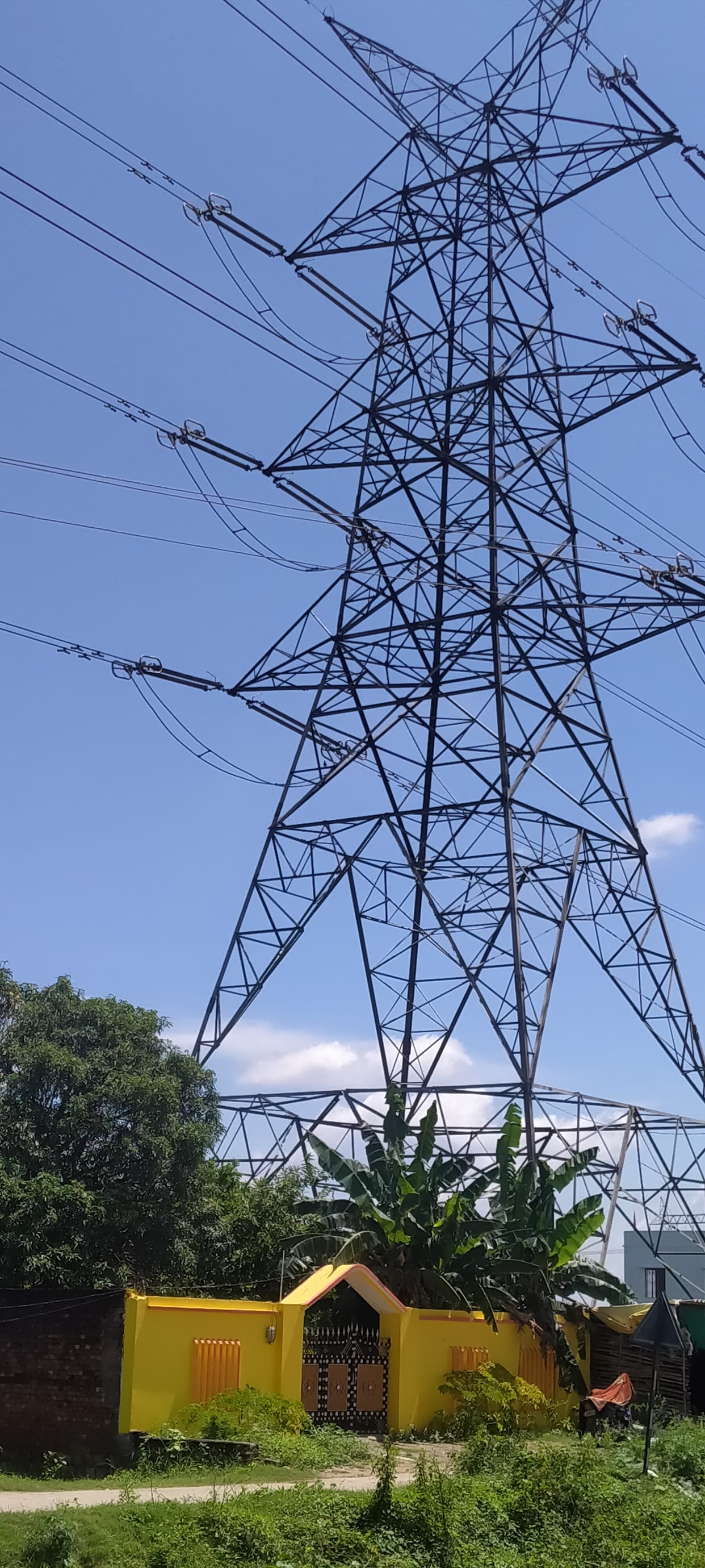 Sonbhadra: Buildings standing under high tension wires, sleeping responsible, ignoring standards