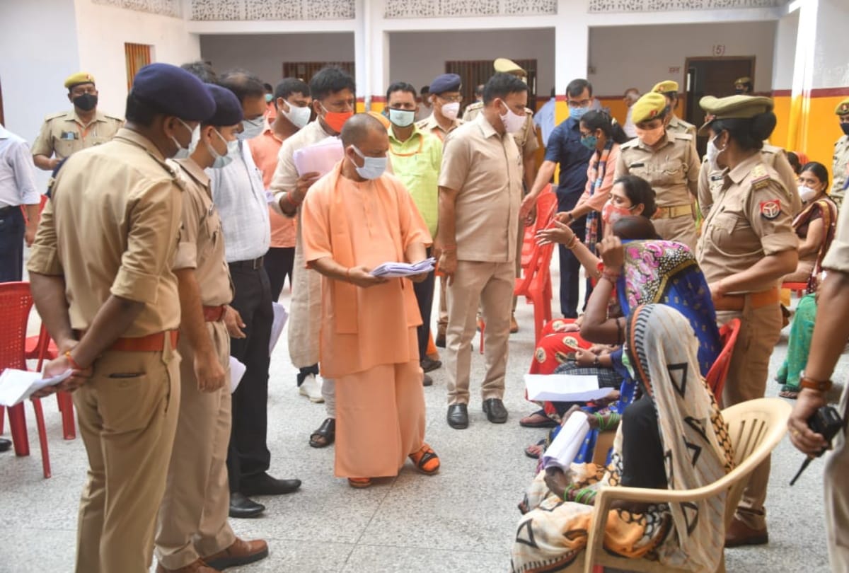 Gorakhpur CM Yogi Janata Darbar News: cm yogi held Janata Darbar in gorakhpur and listened complaints of 350 people