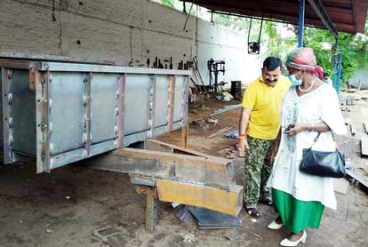 शाहजहांपुर। पुवायां कस्बे में ट्रॉली निर्माण देखती युगांडा की उच्चायुक्त। संवाद