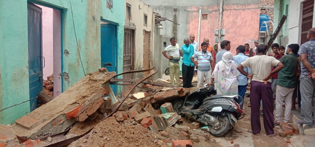 Roof fell in two places due to rain, one killed 11 people injured