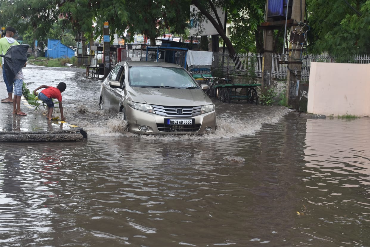 Clouds rained, roads were submerged, 60.8 mm of rain