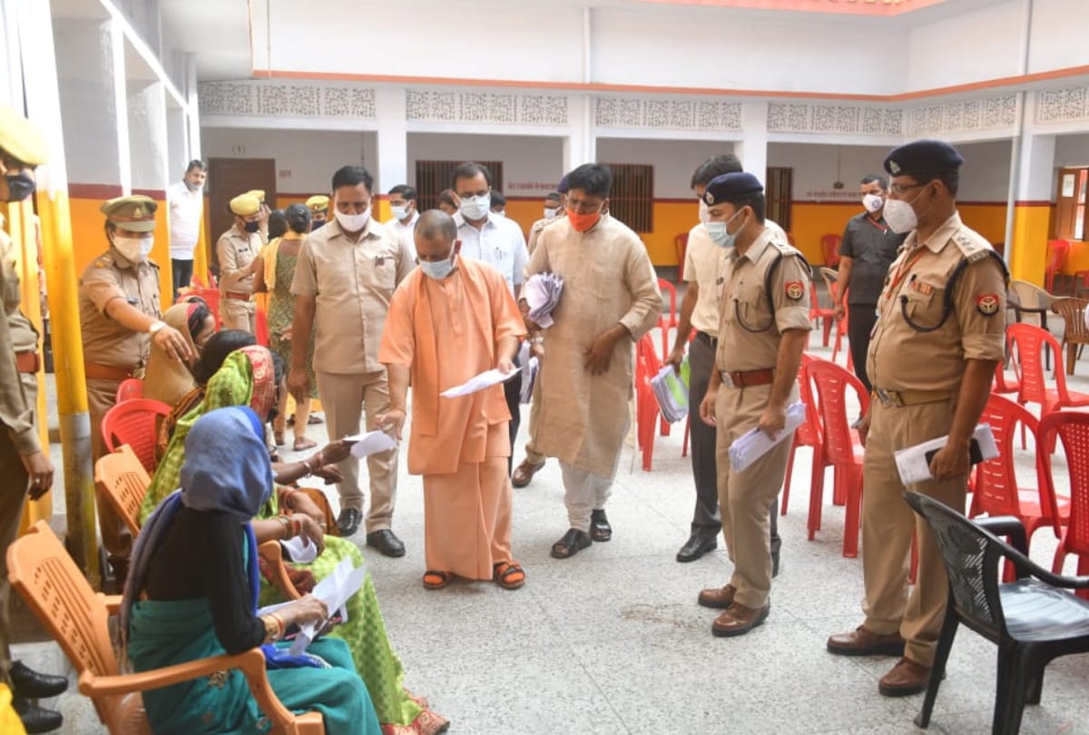Gorakhpur CM Yogi Janata Darbar News: cm yogi held Janata Darbar in gorakhpur and listened complaints of 350 people