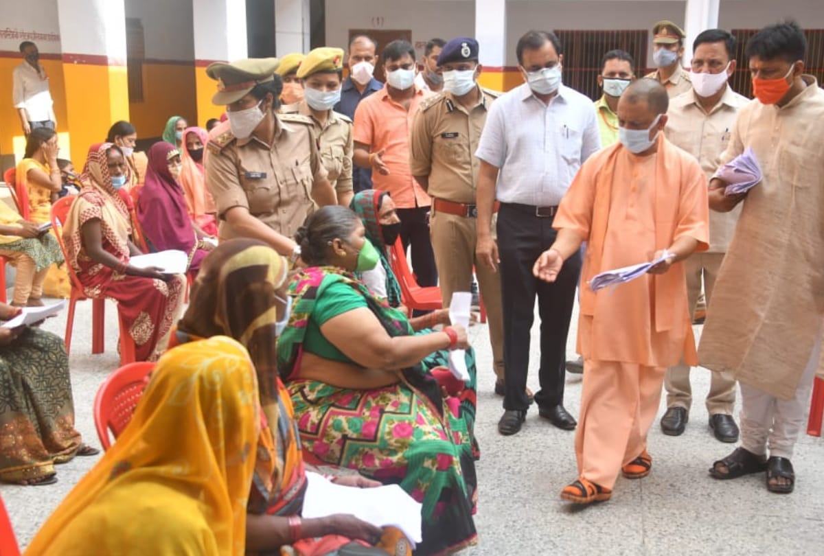 Gorakhpur CM Yogi Janata Darbar News: cm yogi held Janata Darbar in gorakhpur and listened complaints of 350 people