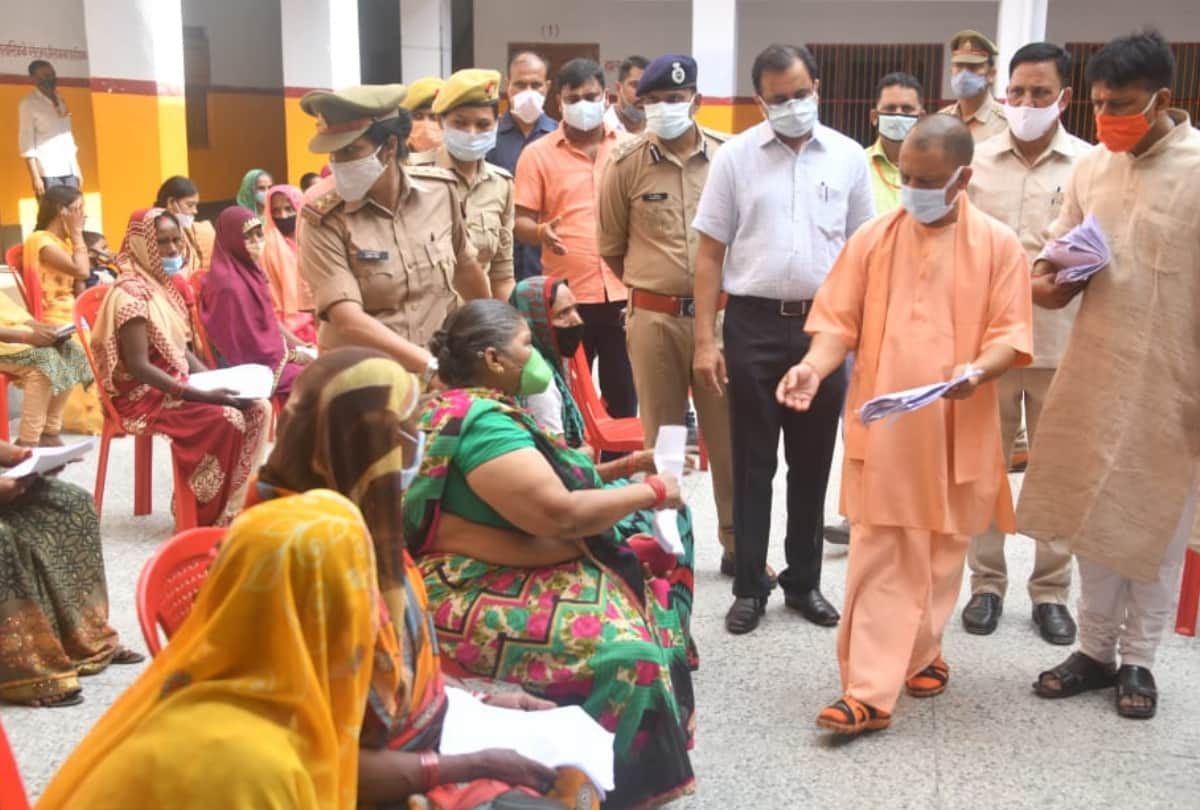 Gorakhpur CM Yogi Janata Darbar News: cm yogi held Janata Darbar in gorakhpur and listened complaints of 350 people